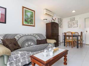 ein Wohnzimmer mit einem Sofa und einem Couchtisch in der Unterkunft Apartment Illa Mar d'Or by Interhome in L'Estartit