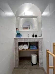 een badkamer met een wastafel en een spiegel bij Divina Casa Vacanze Donna Filomena in Sperlonga