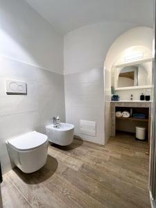 bagno bianco con servizi igienici e lavandino di Divina Casa Vacanze Donna Filomena a Sperlonga