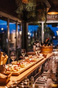 a buffet line with pizzas and glasses of wine at La Cantinota - Locanda De Manincor Rooms in Arco