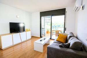 TV a/nebo společenská místnost v ubytování LITORAL COSTA DORADA - LAS TERRAZAS Only families