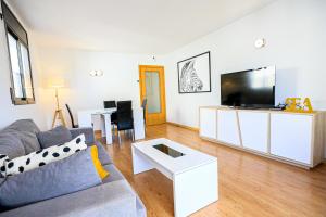 TV a/nebo společenská místnost v ubytování LITORAL COSTA DORADA - LAS TERRAZAS Only families