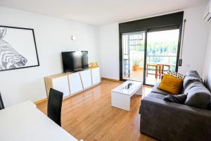 TV a/nebo společenská místnost v ubytování LITORAL COSTA DORADA - LAS TERRAZAS Only families