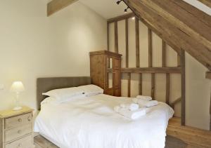 Friston的住宿－Reindeer Cottage Sternfield，一间卧室配有带毛巾的床