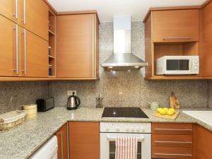 Kuchyňa alebo kuchynka v ubytovaní Apartment Sa Boadella Mimosa by Interhome