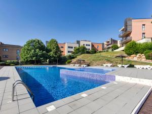 Bazén v ubytovaní Apartment Sa Boadella Mimosa by Interhome alebo v jeho blízkosti