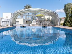 Bazén v ubytovaní Apartment Melrose place-2 by Interhome alebo v jeho blízkosti