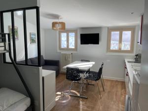 Kuchyňa alebo kuchynka v ubytovaní Joli studio refait à neuf + 4 fotografie