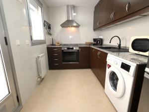 Kuchyňa alebo kuchynka v ubytovaní Apartment Pedagrosa II by Interhome