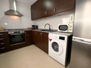 Kuchyňa alebo kuchynka v ubytovaní Apartment Pedagrosa II by Interhome