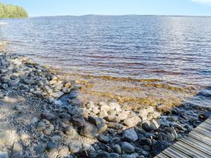 eine Gruppe von Felsen am Ufer eines Wasserkörpers in der Unterkunft Holiday Home Honkakoli 8 by Interhome in Hattusaari + 20 Fotos