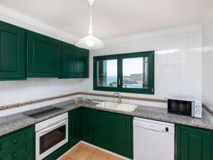 Kuchyňa alebo kuchynka v ubytovaní Holiday Home Garbinell II by Interhome