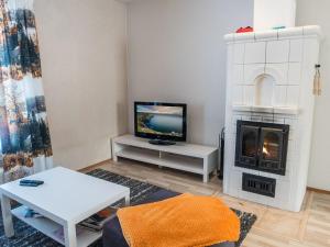 sala de estar con TV y chimenea en Holiday Home Karinkatti by Interhome, en Vuokatti
