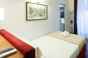 A bed or beds in a room at SuitInn19