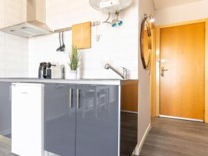 Kuchyňa alebo kuchynka v ubytovaní Studio Miami by Interhome + 14 fotografií