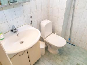 Koupelna v ubytování Holiday Home Tahkon alppitalo 4 as- 3 by Interhome + 7 fotografií