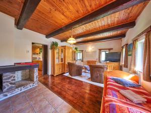 un soggiorno con camino e soffitti in legno di Holiday Home Hodkovice by Interhome ad Adršpach