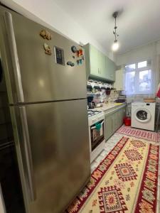 uma cozinha com um frigorífico de aço inoxidável com ímanes em Nur home Abuzer Yegin em Istambul