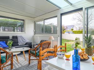 salon w oranżerii ze stołem i krzesłami w obiekcie Holiday Home L'Armoricaine by Interhome w mieście Saint-Philibert +14 zdjęć