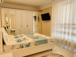 um quarto com uma cama e um espelho em Apartament lux em Chişinău