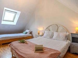 Łóżko lub łóżka w pokoju w obiekcie Holiday Home L'Armoricaine by Interhome