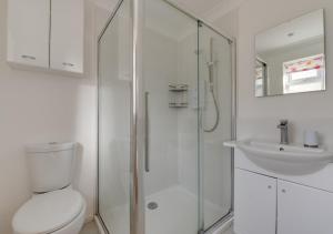 La salle de bains est pourvue d'une douche, de toilettes et d'un lavabo. dans l'établissement Poppy Corner, à Southwold