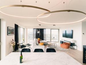 奧斯坦德的住宿－Apartment SKY Tower One by Interhome，客厅配有白色沙发和大吊灯。
