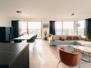 奧斯坦德的住宿－Apartment SKY Tower One by Interhome，客厅配有沙发和桌子