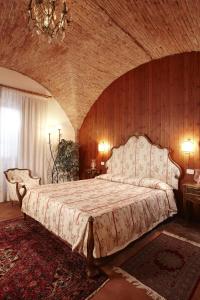 ein Schlafzimmer mit einem großen Bett in einem Zimmer in der Unterkunft Appartamento San Simone in Castiglione della Pescaia