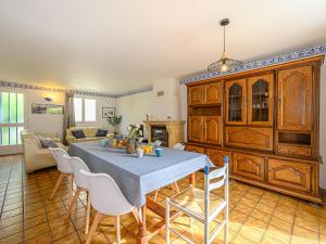 eine Küche und ein Wohnzimmer mit einem Tisch und Stühlen in der Unterkunft Holiday Home Le Large by Interhome in Saint-Philibert