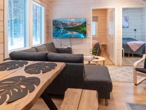 ein Wohnzimmer mit Sofa und Tisch in der Unterkunft Holiday Home Mäkitie 2 by Interhome in Aikkila