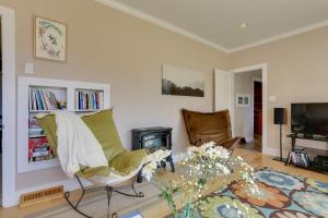 een woonkamer met een stoel en een open haard bij Scenic Home on the Delaware River, Pet-Friendly! in Starlight