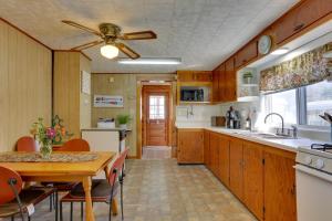 een keuken met een tafel en een plafondventilator bij Scenic Home on the Delaware River, Pet-Friendly! in Starlight