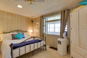 een kleine slaapkamer met een bed en een raam bij Scenic Home on the Delaware River, Pet-Friendly! in Starlight