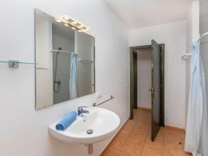 Kúpeľňa v ubytovaní Holiday Home Port del Rei I by Interhome