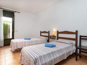 Posteľ alebo postele v izbe v ubytovaní Holiday Home Port del Rei I by Interhome