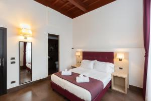 A bed or beds in a room at SuitInn19