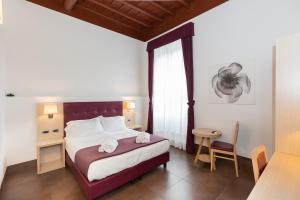 um quarto de hotel com uma cama e uma janela em SuitInn19 em Roma