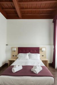 A bed or beds in a room at SuitInn19