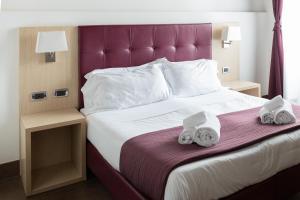 A bed or beds in a room at SuitInn19