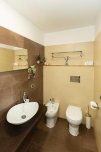 A bathroom at SuitInn19