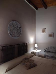 een slaapkamer met een bed en een tafel met een lamp bij L'Ulivo in Villa Greco in Tindari