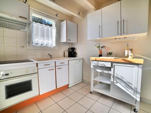 Kuchyňa alebo kuchynka v ubytovaní Holiday Home Résidence La Grande Baie by Interhome