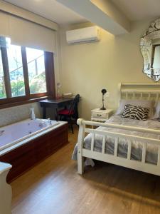 um quarto com uma cama e uma banheira em O Chalé mais bucólico de Araras. Vista linda em Petrópolis
