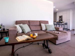- un salon avec un canapé et une table avec des livres dans l'établissement Holiday Home Chill by Interhome, à Dénia