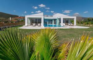 a house with a swimming pool in a yard at La Villa del Mare - Nafpaktos Beach in Nafpaktos