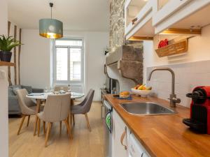 Kuchyňa alebo kuchynka v ubytovaní Apartment Le Clemenceau by Interhome