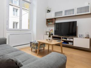 Televízia a/alebo spoločenská miestnosť v ubytovaní Apartment Le Clemenceau by Interhome + 10 fotografií