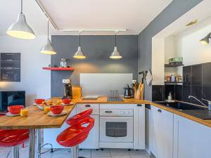 Kuchyňa alebo kuchynka v ubytovaní Apartment Kermarine by Interhome + 14 fotografií