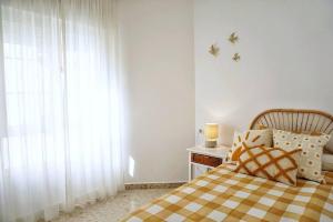 1 dormitorio con cama y ventana en Apartamento El Sol Naciente, en La Herradura